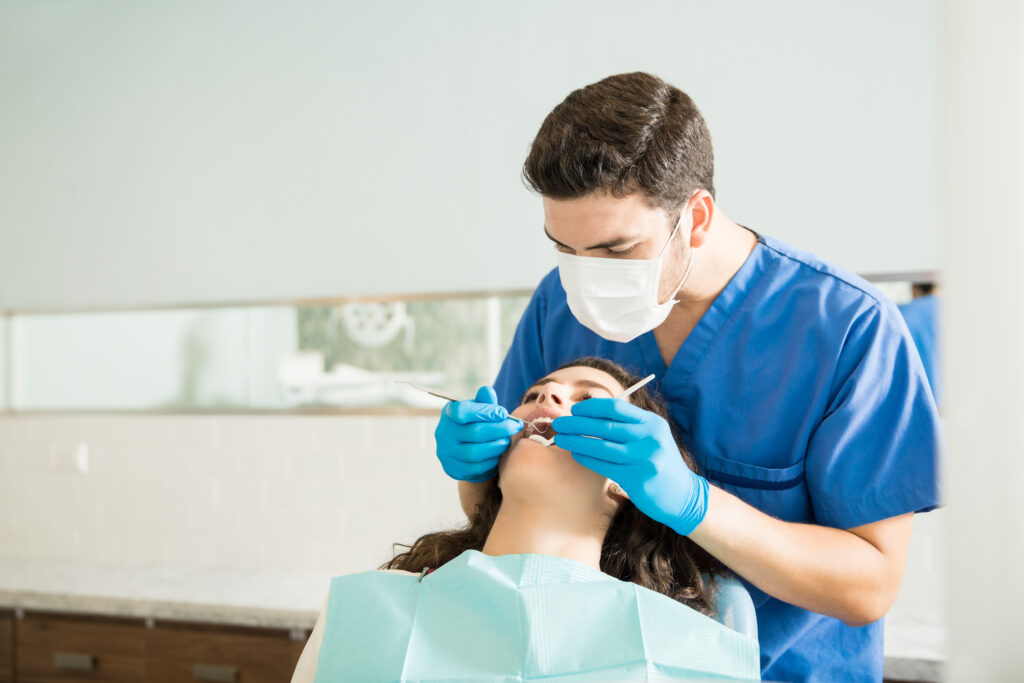 ¿Qué hace el endodoncista? El héroe que salva tus dientes