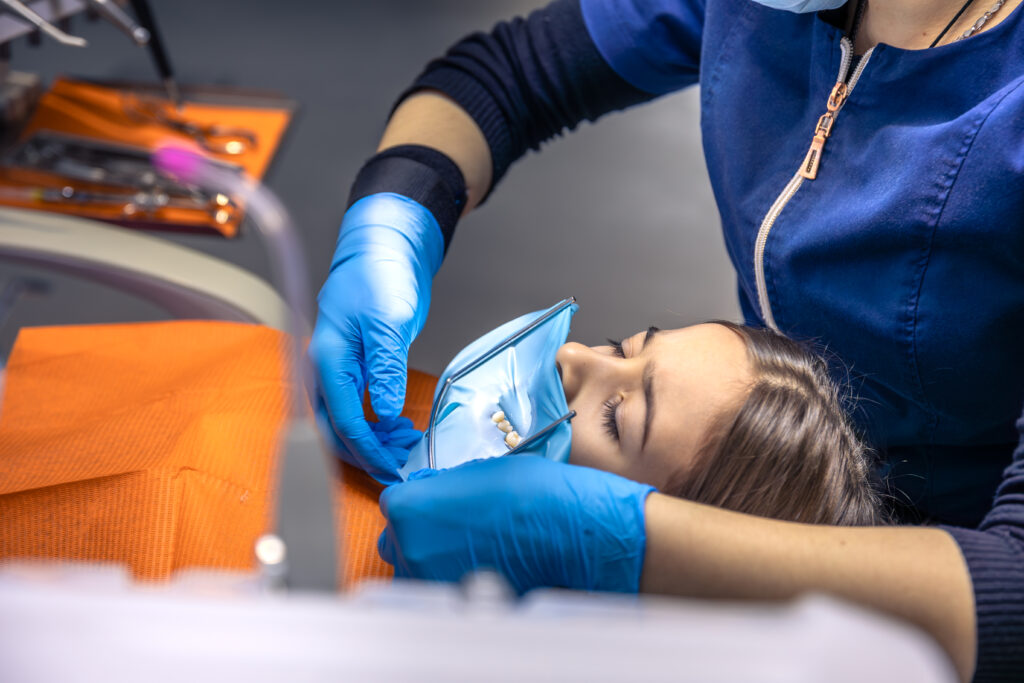 ¿Dolor de muela a medianoche? Por qué el dolor dental empeora cuando te acuestas