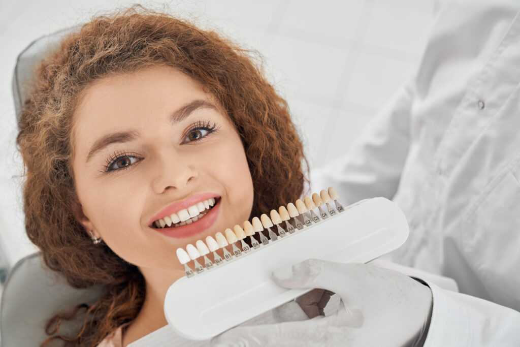 El peligro detrás de la porcelana: Qué le pasa a tus dientes reales si descuidas tus carillas estéticas