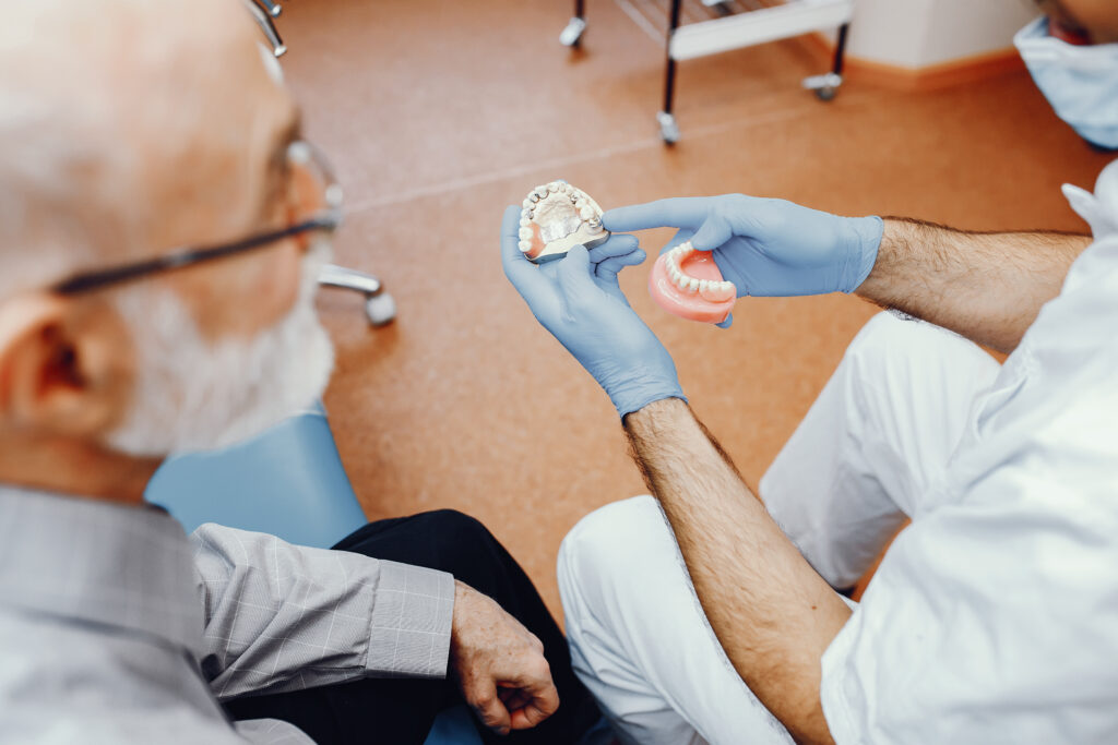 Prótesis dental desajustada o rota: soluciones urgentes para mayores